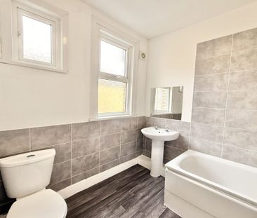 3 bed Flat Torquay Drive, Leigh-on-Sea, SS9 - Photo 1