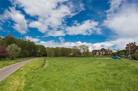 A beautifully presented three double bedroom semi detached cottage located in the sought after area of Shamley Green. - Photo 3