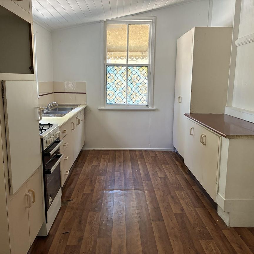 Freshly Painted & New Flooring – Ready for You to Move In! - Photo 1