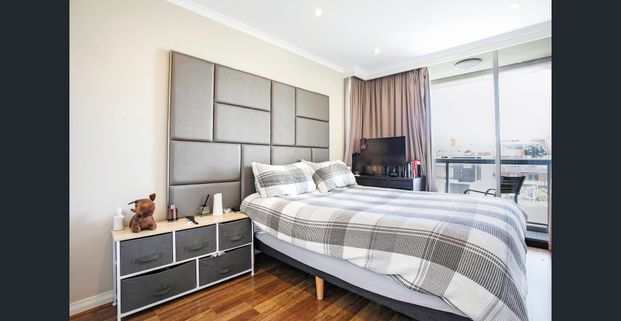 Modern urban living in the heart of Pyrmont - Photo 1