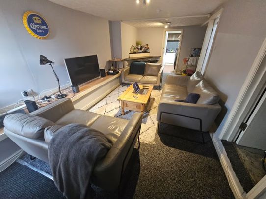Room in a Shared House, Cardigan Lane, LS4 - Photo 1