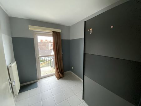 Centraal gelegen appartement op wandelafstand van winkels, scholen en openbaar vervoer. - Photo 5