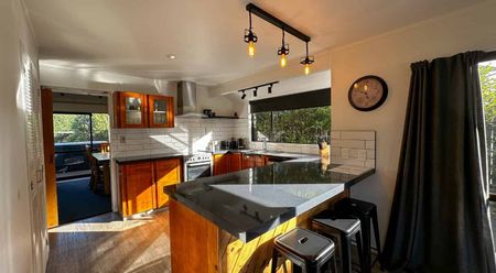 Fully furnished three bedroom home with spa pool! - Photo 4