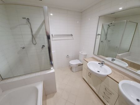 Huge 3 Bedroom Apartment, Premier Location - Photo 5