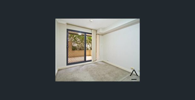 Conveniently Located Modern One Bedroom Apartment - Photo 1