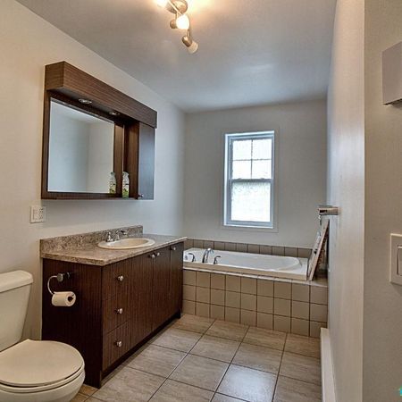 Grand condo 2 chambres WIFI - Parking - Locker - balayeuse central - échangeur air - Photo 3