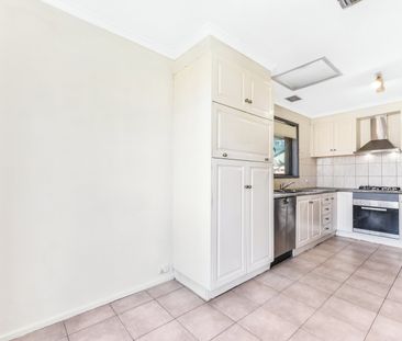 Three bedroom home in superb location - Photo 3