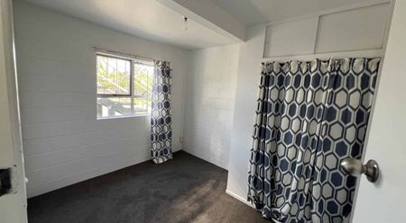 6 Bedroom Home in Hillcrest - Upstairs/Downstairs - Photo 3