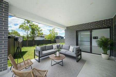 EXECUTIVE FAMILY HOME WITH MULTIPLE LIVING AREAS !!! - Photo 5