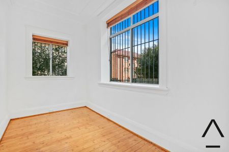 Light-Filled 2-Bedroom Apartment in Prime Bondi Junction Location - Photo 3