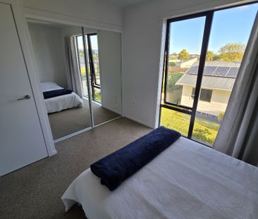 Sunny 2 Bedroom 2 Bathroom with one parking space near new family home - Photo 1