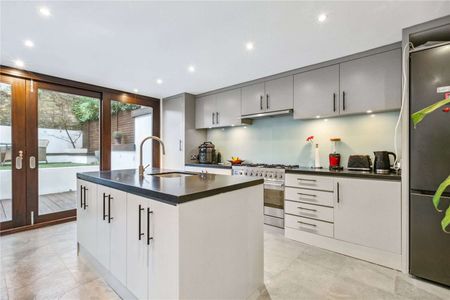 A fantastic five bedroom family house situated on a popular road in Wandsworth. - Photo 4