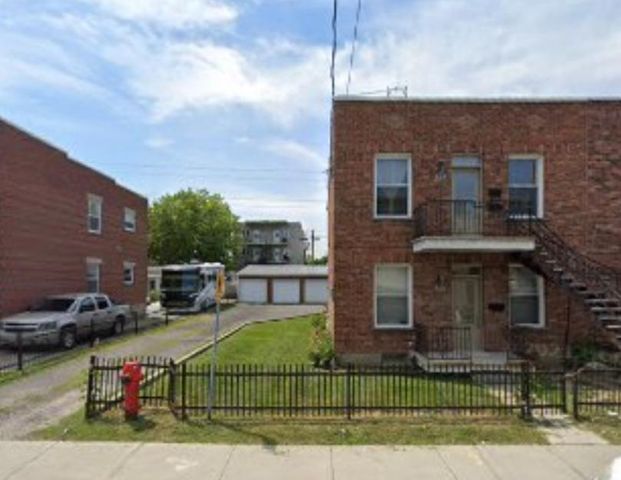 VERDUN, 5 1/2 BAS DE DUPLEX - Photo 1