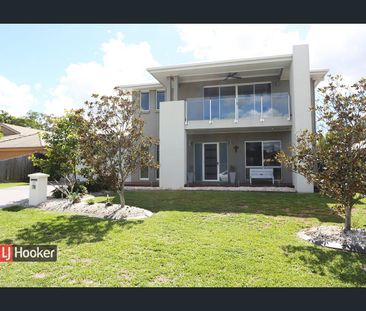 MAGNIFICENT FAMILY HOME WITH LUXURY FINISHES & RESORT-STYLE POOL - Photo 5