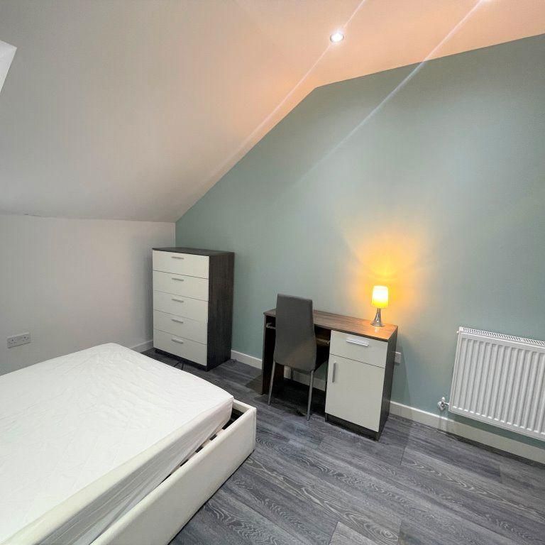 1 bedroom in a house share to rent - Photo 1