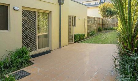 “Beautifully Appointed Townhouse, Easy-care and convenient Hills living” - Photo 2