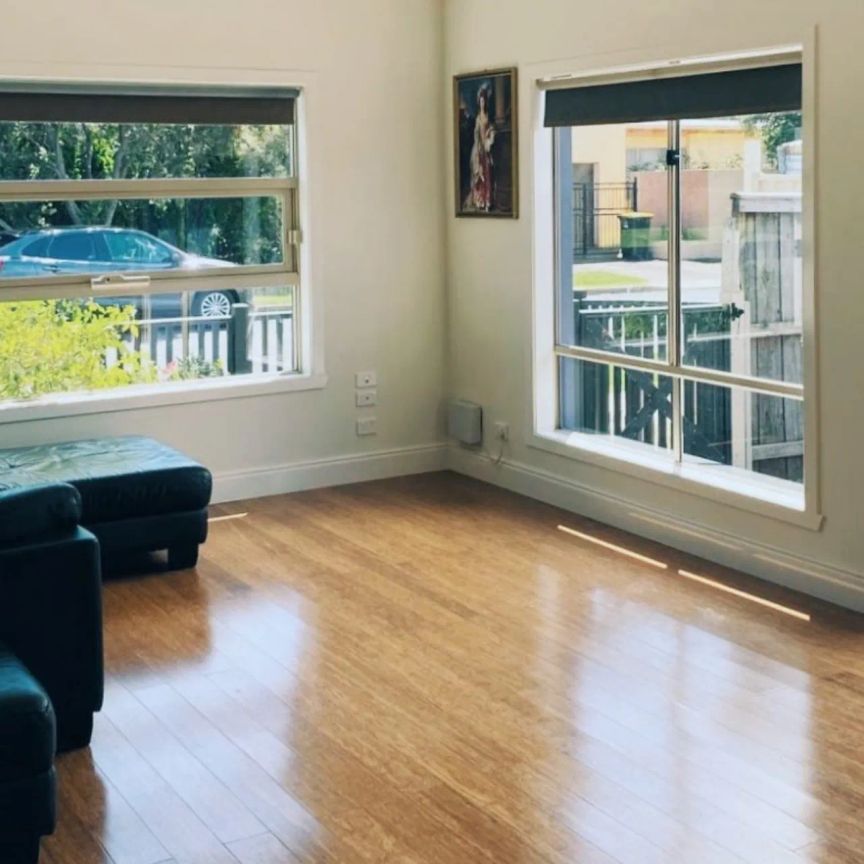 Furnished Comfort in Quiet Court – $410 per week. - Photo 1