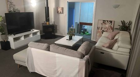 4 bedroom family home with a pool! - Photo 4