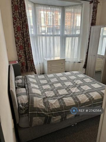 1 bedroom in a house share to rent - Photo 2