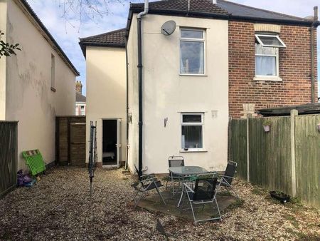 Bedroom Semi Detached House In Winton, BH9 - Photo 4