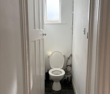 Room to let in a family house- Ilford - Photo 4
