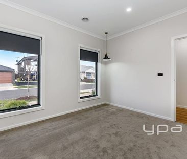 16 Adlington Avenue, GREENVALE - Photo 1