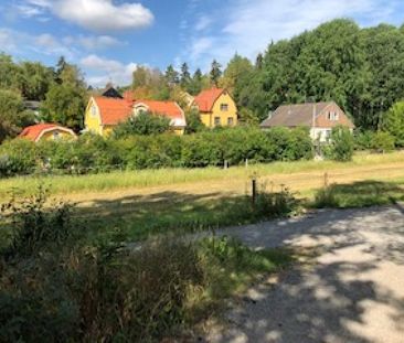 Eget litet hus med altan och trädgård, nära stan - Photo 1