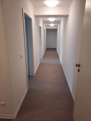 Renovierte 3-Zimmer-Wohnung mit Einbauküche und Stellplatz in der Fußgängerzone - Foto 1