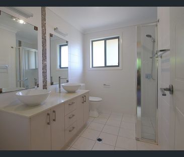 Luxurious Family Home in a Quiet Cul-de-Sac - Photo 3