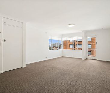 Spacious & Freshly Updated Apartment - Photo 1