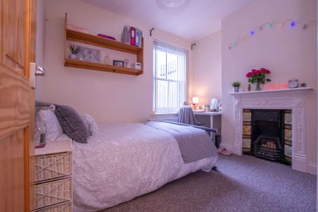 Wonderful six bedroom house with original features and modern updates - Photo 4