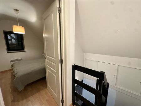 Stijlvol bemeubeld instapklaar dak-duplexappartement (+-75m²)met 2 slpka, autostaanplaats en kelderberging. - Photo 2