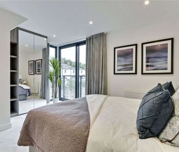 Contemporary three bedroom townhouse 0.3 miles from Esher station. - Photo 4