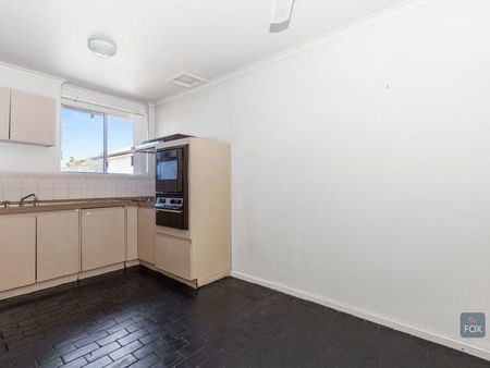 Low maintenance unit in good location - Photo 5