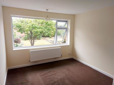 2 bedroom Semi-detached bungalow to rent - Photo 2