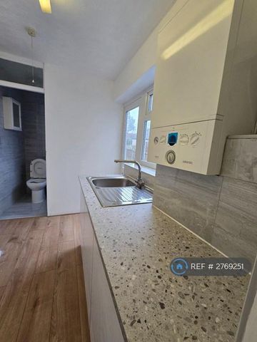 1 bedroom in a house share to rent - Photo 4