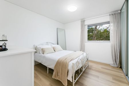 Bright and Stylish Two-Bedroom Apartment with Northeast Views in Gordon - Photo 4