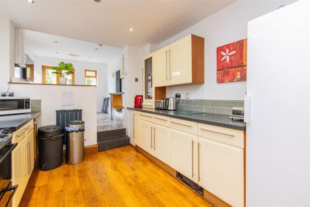 1 bed Room To Let - Photo 3