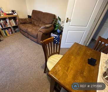 1 bedroom in a flat share to rent - Photo 2