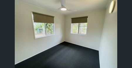 Perfect Location - beautifully renovated home. Family dream - Photo 2