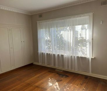 CHARMING FAMILY HOME WITH SPACE, COMFORT AND BEAUTIFUL GARDENS - Photo 2