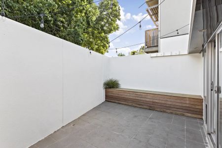 Stylish Sanctuary In Seaside Location - Photo 4