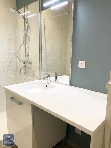 Location Appartement 1 pièce 37m² FONTENAY LE COMTE 85200 - Photo 4