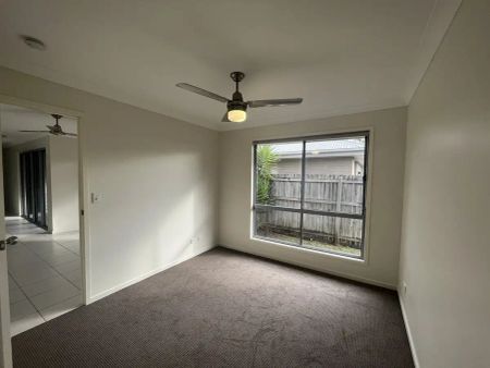 “Peaceful Family Home Opposite Parklands” - Photo 2