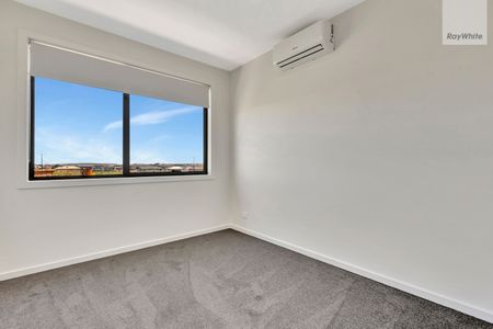 4 Angelina Terrace, Truganina VIC 3029 - Townhouse For Rent | Domain - Photo 2