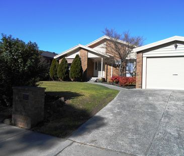 LARGE WELL PRESENTED FAMILY HOME IN LOVELY NEIGHBOURHOOD!! - Photo 2