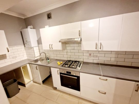 2 Bed Flat, Beaconsfield Road, N11 - Photo 1
