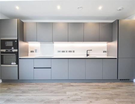 A stunning 2 bedroom Penthouse apartment situated in the prestigious "Icon" development in Eddington, Cambridge. Amtico flooring and under floor heating. Secure parking. Furnished. - Photo 5