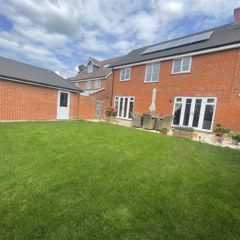 4 bedroom detached house to rent - Photo 1