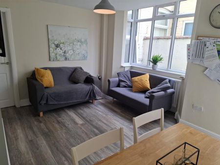 1 bedroom in a house share to rent - Photo 2